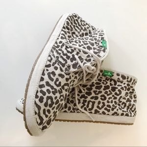 SANUK Taupe Cheetah Animal print fall Boot